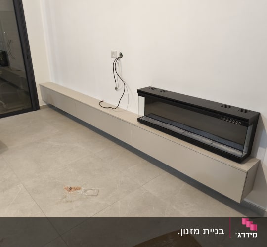 ארון תלוי עם קמין חשמלי מותקן על קיר